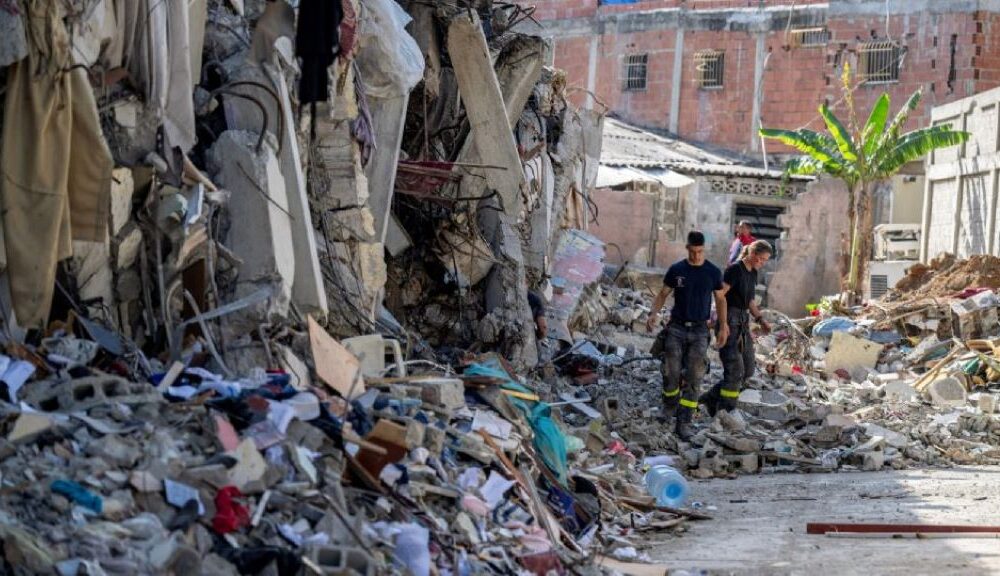 La presidenta también dijo este jueves que, en las primeras horas tras los terremotos, recibió llamadas de 72 jefes de Estado y de gobierno y que a todos les aseguró que "nuestro primer objetivo es salvar vidas, necesitamos rescatistas, sin objeciones, sin miramientos políticos". Durante su intervención, la presidenta encargada agradeció el apoyo del presidente de Estados Unidos, Donald Trump; del jefe del Gobierno de España, Pedro Sánchez; del presidente de Brasil, Luiz Inácio Lula da Silva; de la primera ministra de Italia, Giorgia Meloni; y del presidente de El Salvador, Nayib Bukele.
