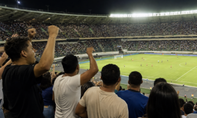 Afición celebra un partido de fútbol en un estadio lleno.