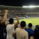 Afición celebra un partido de fútbol en un estadio lleno.