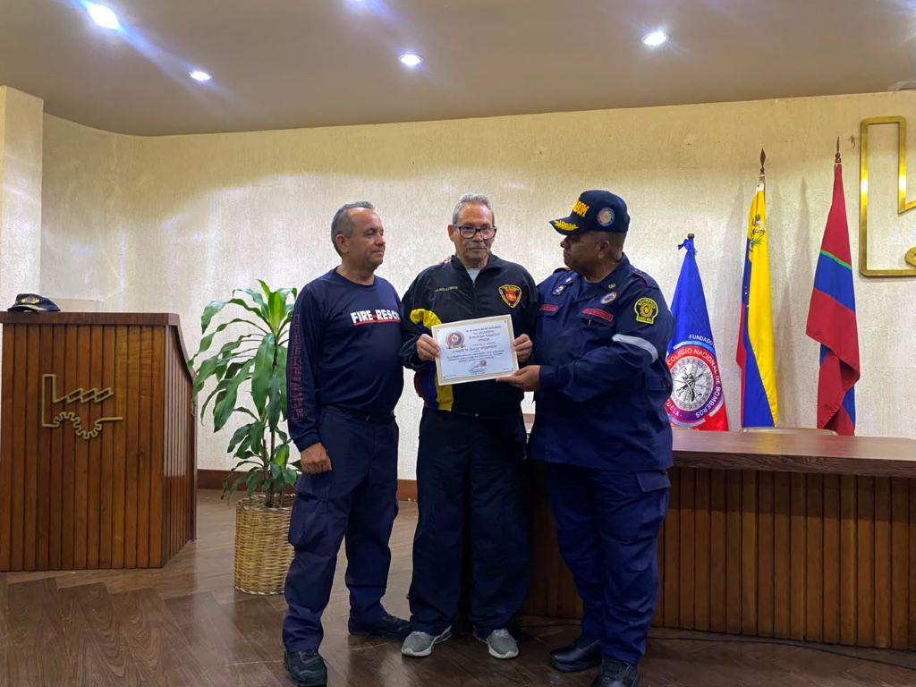 Bomberos españoles reconocidos por sus colegas de Venezuela - Agencia Carabobeña de Noticias