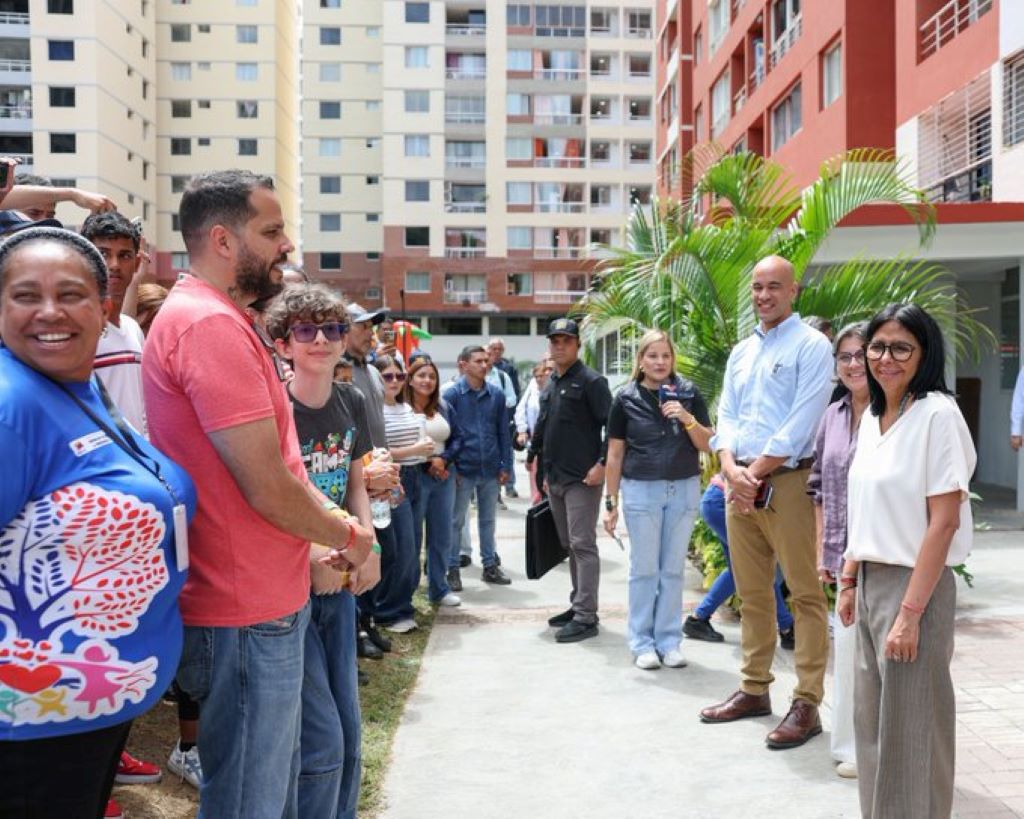 Delcy Rodríguez entregó 48 viviendas - Agencia Carabobeña de Noticias