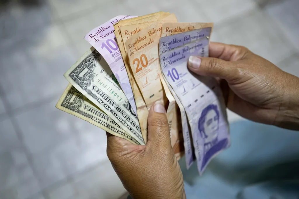 El bolívar se devaluó 15 % frente al dólar durante julio - Agencia Carabobeña de Noticias