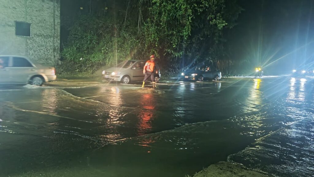 Fuertes lluvias en Caracas - Agencia Carabobeña de Noticias