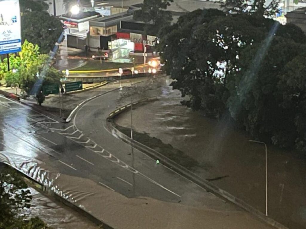 Fuertes lluvias en Caracas - Agencia Carabobeña de Noticias