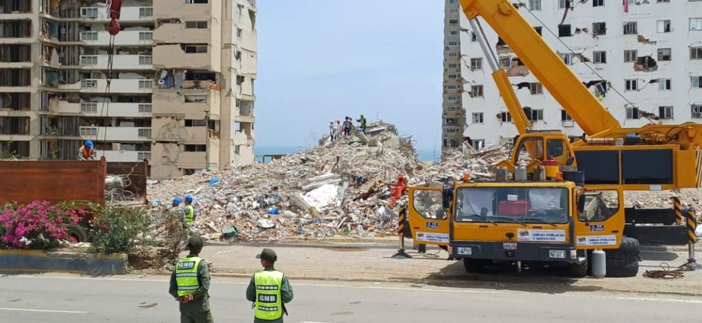 Remoción de escombros en La Guaira - Agencia Carabobeña de Noticias