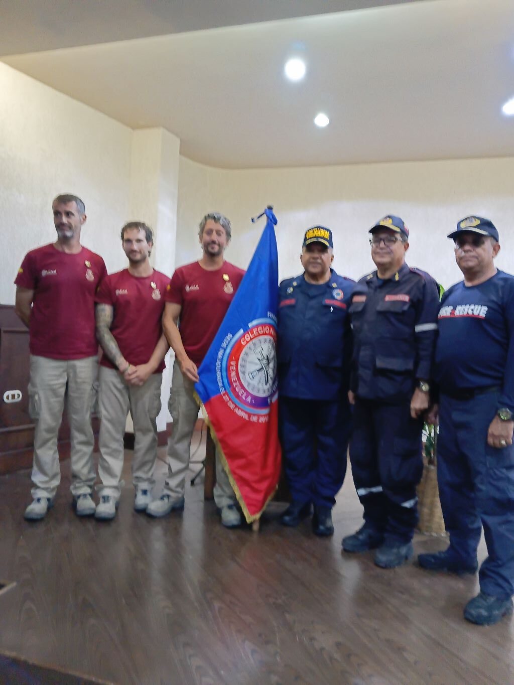 Bomberos españoles reconocidos por sus colegas de Venezuela - Agencia Carabobeña de Noticias
