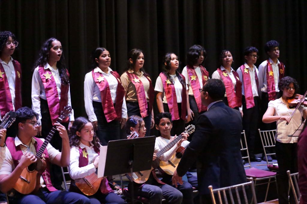 entrega de títulos de bachilleres a 148 graduandos del Liceo Pedro Gual - Agencia Carabobeña de Noticias