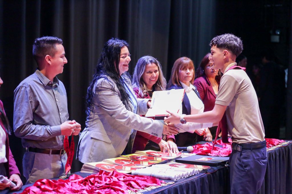 entrega de títulos de bachilleres a 148 graduandos del Liceo Pedro Gual - Agencia Carabobeña de Noticias