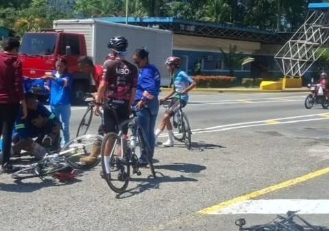 Motorizado arrolla a ciclistas en Mérida - Agencia Carabobeña de Noticias
